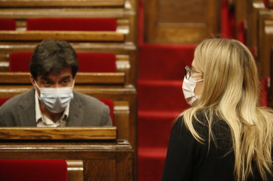 Esquerra's Sergi Sabrià and JxCat's Elsa Artadi in the Catalan parliament, March 3, 2021 (by Marta Sierra)